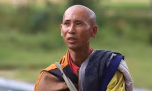 Ông Thích Minh Tuệ 'dừng đi bộ khất thực'