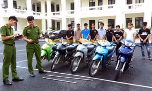 Triệu tập nhóm thanh niên cầm dao, tuýp sắt gây thương tích người đi đường ở Ninh Bình