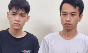 Bắt giữ 2 kẻ cướp điện thoại của cô gái trẻ trên cầu Đông Trù