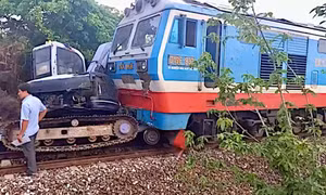 Tàu hỏa SE 10 tông vào máy xúc ở Bình Thuận