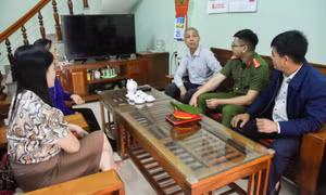 Người dân tự giác giao nộp vũ khí, vật liệu nổ, công cụ hỗ trợ