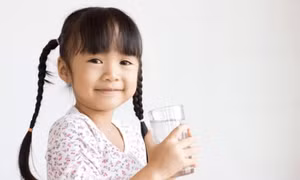 Cách khuyến khích con uống đủ nước