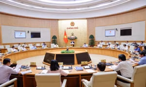 Thủ tướng yêu cầu khẩn trương ra nghị định về tiền lương thực hiện từ 1/7