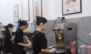 Nghỉ hè, sinh viên ở lại thành phố tất bật làm thêm