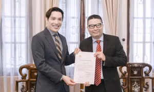 Tác giả ca khúc 'Việt Nam ơi' trở thành Lãnh sự Danh dự Slovenia trẻ nhất