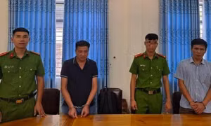 Bắt hiệu trưởng và kế toán lập khống hồ sơ, lạm thu tiền học sinh