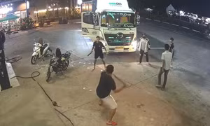 Nhóm người chém nhau loạn xạ tại cây xăng ở Bình Dương