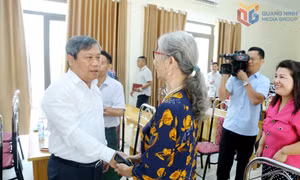 Bí thư dự sinh hoạt chi bộ tại phường Quang Hanh