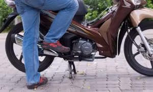 Dấu hiệu cho thấy ắc quy xe máy bị yếu?