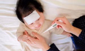 Quy tắc ba mẹ cần thuộc lòng để xử trí bé sốt co giật