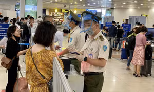 Khách tố dung dịch sát khuẩn là nước lã, sân bay Nội Bài nói gì?