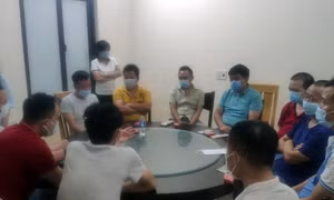 Công an lập biên bản 18 khách Trung Quốc bất chấp lệnh cấm, tụ tập ăn uống ở nhà hàng