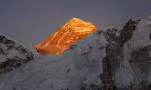 Hàng trăm nhà leo núi vẫn quyết chinh phục đỉnh Everest bất chấp dịch COVID-19