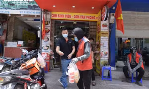 Hàng quán chỉ bán mang về, thu nhập của shipper Hà Nội cao kỷ lục