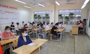 Thí sinh dự thi tuyển sinh vào lớp 10 nhận thẻ dự thi và nghe phổ biến quy chế thi