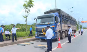 Xử lý xe vi phạm chở quá tải trọng: Cần làm quyết liệt hơn