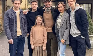 Vợ chồng Beckham nổi bật khi nắm tay trên phố