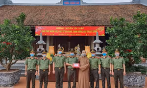 Công an thành phố Móng Cái thăm, chúc mừng Đại lễ Phật đản năm 2021