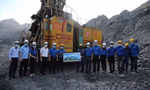 Thăm, động viên thanh niên công nhân ngành Than