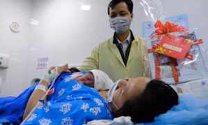 Đề xuất vợ sinh con, chồng được nghỉ làm 1 tháng: Quỹ bảo hiểm "cân" nổi?