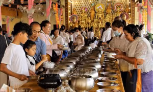 Campuchia dỡ bỏ quy định đeo khẩu trang và xét nghiệm nhanh COVID-19