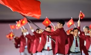 Nguyễn Huy Hoàng cầm cờ cho đoàn thể thao Việt Nam tại khai mạc SEA Games 32