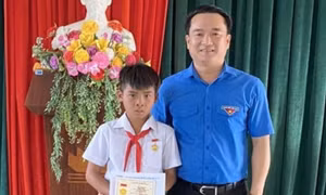 Học sinh lớp 4 cứu 2 người đuối nước nhận Huy hiệu Tuổi trẻ dũng cảm