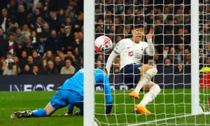 Man Utd rơi điểm dù dẫn Tottenham hai bàn