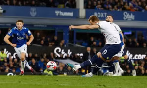 Tottenham đẩy Man Utd khỏi top 4