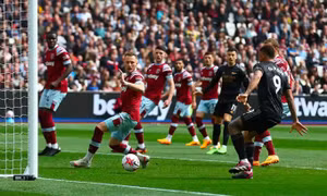 Arsenal rơi điểm dù dẫn hai bàn ở Ngoại hạng Anh