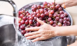 Mẹo rửa nho bằng kem đánh răng và nước kiềm