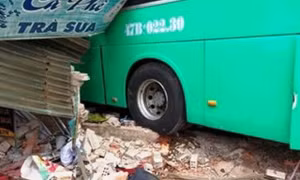 Xe giường nằm lao vào nhà dân làm 2 người tử vong