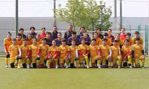 21 nữ tuyển thủ cùng HLV Mai Đức Chung sang Campuchia