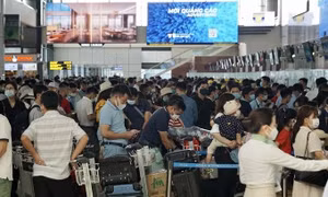 Thí điểm dùng căn cước gắn chíp xác thực khách tại sân bay Nội Bài