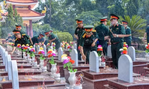 Vun đắp tình đồng chí, gắn bó tình đồng đội 