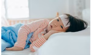 Sai lầm kinh điển của cha mẹ khi con sốt, coi chừng đang hại con