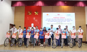 Trao tặng xe đạp cho học sinh khuyết tật, mồ côi, học sinh có hoàn cảnh khó khăn tại TX Quảng Yên