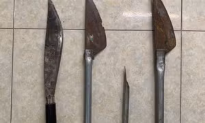 Mâu thuẫn trên mạng, hàng chục thanh niên mang dao phóng lợn hẹn nhau hỗn chiến