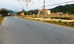 Đảm bảo ATGT đoạn đường vòng xuyến Trung tâm Y tế huyện Vân Đồn đến UBND xã Hạ Long