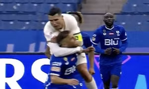 Ronaldo kẹp cổ, quật ngã đối thủ