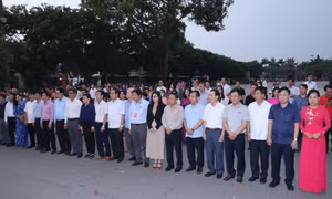 Đoàn Hội thảo Báo Đảng các tỉnh, thành phố khu vực miền Trung - Tây Nguyên tổ chức đêm hoa đăng tri ân các anh hùng liệt sĩ trên sông Thạch Hãn