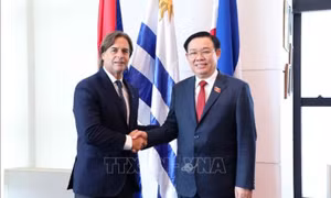 Chủ tịch Quốc hội Vương Đình Huệ hội kiến Tổng thống Cộng hòa Đông Uruguay
