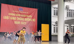 “Cái đầu, cái mũ, cái nào hơn” và thông điệp giao thông an toàn