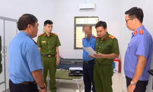 Thanh tra giao thông “làm luật” với hàng loạt tài xế