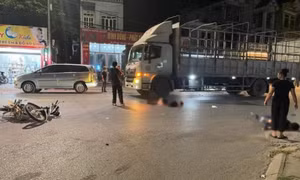 Hai thanh niên nghi tham gia đua xe, tự đâm đuôi ô tô ngã bất tỉnh