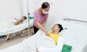 Mẹ kế tẩm xăng đốt sách vở của con chồng khiến cả nhà bị bỏng