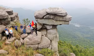 Chinh phục mỏm đá "sống ảo" ở Bằng Cả