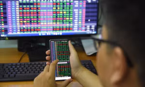 Lãi suất giảm, tiền trở lại chứng khoán?