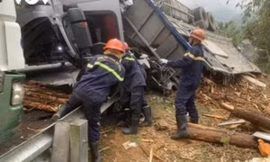 Tai nạn nghiêm trọng lật xe chở gỗ ở Bắc Kạn, làm 2 người tử vong