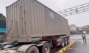 Phát hiện xe container "cắt nóc," chở quá tải gần 100 tấn cát vàng